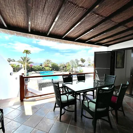 Estupenda villa con piscina privada, wifi y vistas al mar en Playa Blanca