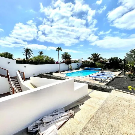 Estupenda villa con piscina privada, wifi y vistas al mar en Playa Blanca