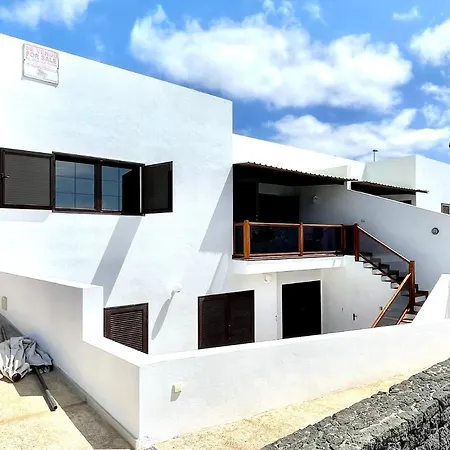 Estupenda villa con piscina privada, wifi y vistas al mar en Playa Blanca *