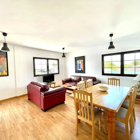Villa Estupenda villa con piscina privada, wifi y vistas al mar en Playa Blanca *