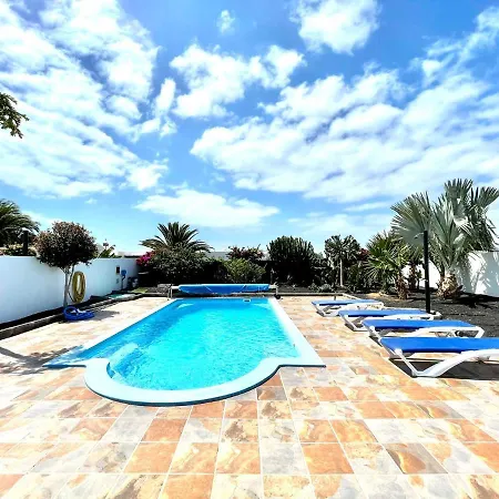 Estupenda villa con piscina privada, wifi y vistas al mar en Playa Blanca Villa