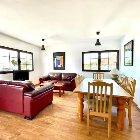 Estupenda villa con piscina privada, wifi y vistas al mar en Playa Blanca *