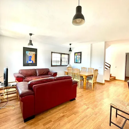 Estupenda villa con piscina privada, wifi y vistas al mar en Playa Blanca Villa *