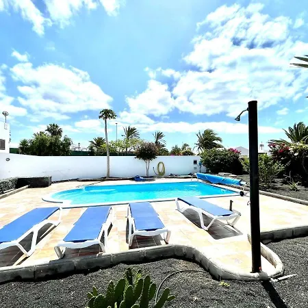 Estupenda villa con piscina privada, wifi y vistas al mar en Playa Blanca
