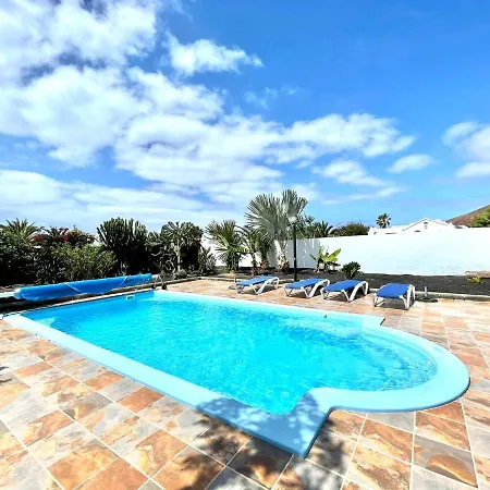 Estupenda villa con piscina privada, wifi y vistas al mar en Playa Blanca